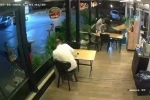 Motosiklet lokantada oturan müşteriye çarptı