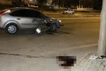 Motosiklet otomobile ok gibi saplandı: 1 ölü, 1 yaralı