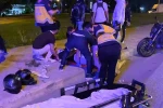Motosiklet sürücüsü, emniyet şeridinde bekleyen motosikletlere çarptı: 3 yaralı