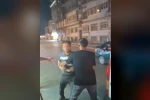 Motosiklet sürücüsüne yumruklu saldırı kamerada 