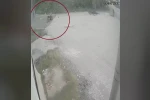 Motosiklet ve bisikletli çocuğun çarpıştığı anlar kamerada