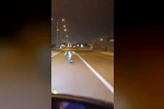 Motosikleti üzerine yatarak kullandı, ölüme davetiye çıkardı