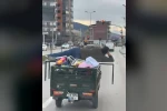 Motosikletin arkasında yatarak tehlikeli yolculuk