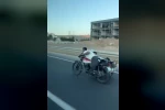 Motosikletin üzerine uzandı: Hem kendi hem de arkadaşının canını hiçe saydı