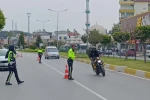 Motosikletini uygulama yapan polislerin üzerine sürüp kaçtı