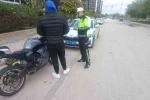 Motosikletinin plakasını bantla değiştiren sürücü polise yakalandı