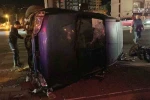 Motosikletle çarpışan hafif ticari araç devrildi: 3 yaralı