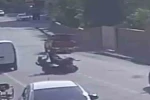 Motosikletlerin kafa kafaya çarpıştığı kazada 3 kişinin yere savrulduğu anlar kameraya yansıdı
