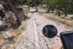 Motosikletli gezgine önce hakaret ettiler sonra taşla kovaladılar