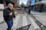 Motosikletten inip yol vermekte direndi: Ben geçmem