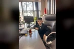 Müdür koltuğuna oturan küçük çocuk ilk talimatıyla arkadaşlarını sevindirdi