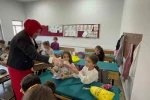 ’Muhtar ana’ kız çocuklarına hediyeler dağıttı