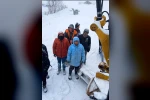 Muş’ta kepçe operatörü çocuklar arasında yürekleri ısıtan diyalog
