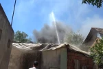 Müstakil evde çıkan yangın bitişikteki evlere sıçramadan söndürüldü