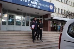 Mutfak dolabında gizlenirken polise yakalandı