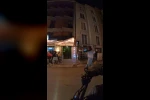 Müzik çaları kulağına dayayarak son ses ile sokakta yürüyen kişi tepki çekti