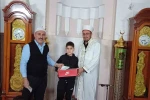 Namaza gelen çocuklar hediyeyle sevindirildi