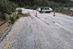 Namnam çayında su seviyesi yükseldi, yol çöktü