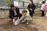 Nasıl fidan dikileceği minik öğrencilere uygulamalı olarak anlatıldı