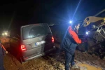 Navigasyon yardımıyla yolculuk yapan minibüsteki 10 kişi çamurlu yolda mahsur kaldı
