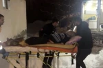 Nefes darlığı yaşayan hasta karla kaplı köyden paletli ambulansla kurtarıldı