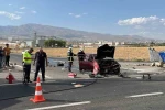 Niğde’de refüje çarpan otomobil alev aldı: 1 yaralı