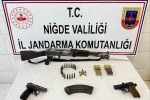 Niğde’de ruhsatsız silah operasyonu: Kaleşnikof ve tabancalar ele geçirildi