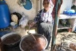 Nimet nine, asırlık gelenekle çam kozalağı pekmezi yapıyor