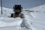 Nisan ayında kardan kapanan köy yolları açıldı