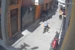 O anlar kamerada: Sokakta üzerine karton örten çocuk ölümden döndü