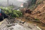 Ödemiş’te heyelan: Göçük altında kalan araç hurdaya döndü