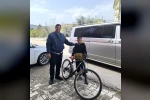 Ödülünü depremzede çocuğa hediye etti