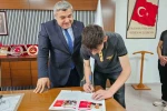 Öğrenciler hazırladığı derginin ilk sayısını Sünnetci’ye hediye etti