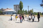 Öğrenciler zil sesi olmadan teneffüse çıktı
