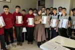 Öğrencilerden öğretmenlere sürpriz: Hazırlanan sertifikalar kendilerine taktim edildi