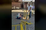 Öğrencileri için kaynak makinesinin başına geçti