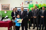 Öğrencilerin karnelerini Vali Canbolat verdi