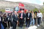 Öğretmen adayları fidanları toprakla buluşturdu 
