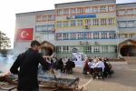 Okul bahçesinde Adana usulü öğretmenler günü kutlaması