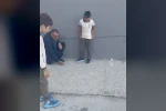 Okul müdürü, öğrencilerle bahçede misket oynadı