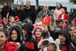 Okula gelen öğrenciler Türk bayraklarıyla karşılandı