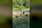 Oltasını almak isterken derede mahsur kalan çocuğu itfaiye ekibi kurtardı