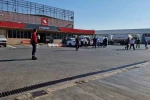 Omuz atma tartışmasında iki aile birbirine girdi