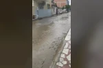 On dakikalık yağış sonrası Umurlu’da sokaklar sular altında kaldı