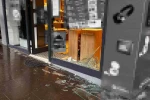 Önce kaldırıma çıktı, sonra dükkana girdi 