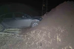 Önlem alınmadan yola dökülen toprak yığını gece karanlığında kazaya neden oldu