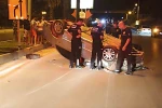 Önündeki motosiklete çarpmamak için direksiyonu kırdı, takla attı