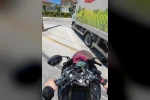 Önüne kıran kamyona çarpmaktan son anda kurtuldu