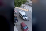Önünü kestiği yolcu minibüsünü yumrukladı