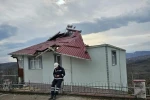 Ordu’da fırtına nedeniyle çatı uçtu, ağaç devrildi